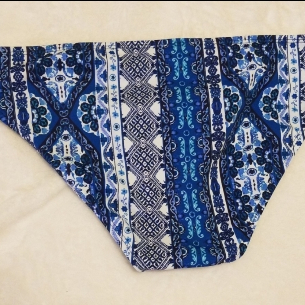 Bikini - Picture 3 of 6